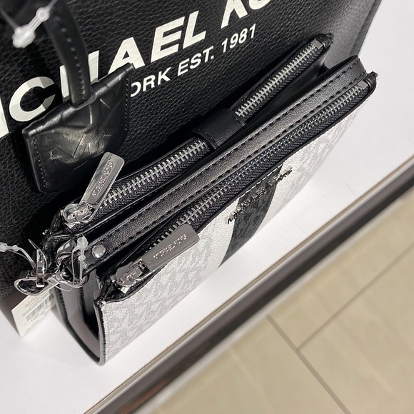 MICHAEL KORS LARGE DOUBLE ZIP WRISTLET 
Optic White Multi - Picture 12 of 16